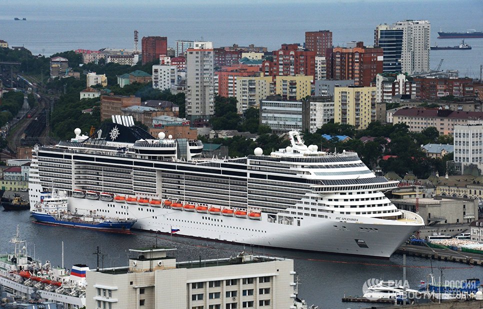 Круизный суперлайнер MSC Splendida у пирса морского вокзала во Владивостоке Круизный суперлайнер MSC Splendida у пирса морского вокзала во Владивостоке