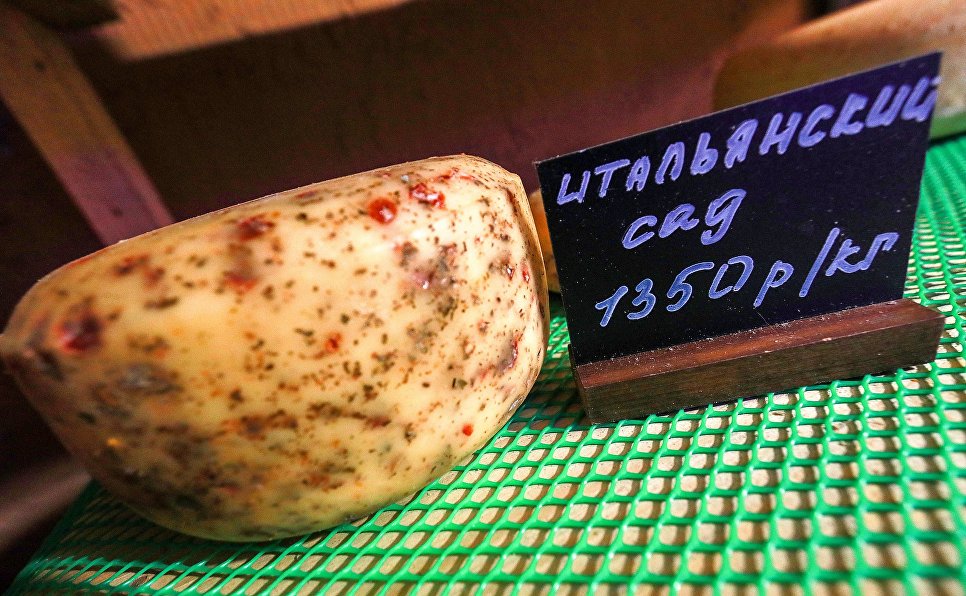 Сыр «Итальянский сад» на полках магазина при ферме Джея Роберта Кло... Сыр «Итальянский сад» на полках магазина при ферме Джея Роберта Клоуза в Московской области, деревня Мошницы.