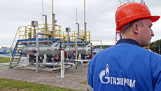 Рабочий на территории хранилища газа. Архивное фото Рабочий на территории хранилища газа. Архивное фото