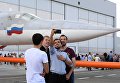 Сотрудники завода делают селфи на фоне самолета во время выкатки для наземных и летных испытаний модернизированного бомбардировщика Ту-22М3М на Казанском авиационном заводе имени С.П. Горбунова Сотрудники завода делают селфи на фоне самолета во время выкатки для наземных и летных испытаний модернизированного бомбардировщика Ту-22М3М на Казанском авиационном заводе имени С.П. Горбунова