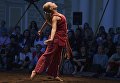 Артистка в сцене из спектакля Рождение Феникса (Vertigo Dance Company, Израиль) в рамках фестиваля современного танца Open Look в Санкт-Петербурге Артистка в сцене из спектакля Рождение Феникса (Vertigo Dance Company, Израиль) в рамках фестиваля современного танца Open Look в Санкт-Петербурге