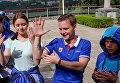 Вожатый МДЦ Артек играет с детьми Вожатый МДЦ Артек играет с детьми