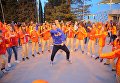 Вожатый танцует с детьми на дискотеке Вожатый танцует с детьми на дискотеке