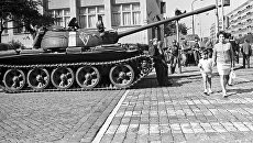 Советский танк на одной из улиц Праги в августе 1968 года Советский танк на одной из улиц Праги в августе 1968 года