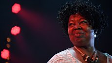 Участница International Jazz Ensemble Якова Окуня, певица Дебора Браун (США) во время выступления на 16-м международном музыкальном фестивале Koktebel Jazz Party Участница International Jazz Ensemble Якова Окуня, певица Дебора Браун (США) во время выступления на 16-м международном музыкальном фестивале Koktebel Jazz Party