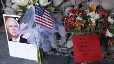 Мемориал перед офисом сенатора Джона Маккейна в Фениксе, США. Архивное фото Мемориал перед офисом сенатора Джона Маккейна в Фениксе, США. Архивное фото