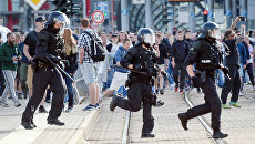 Полицейские и протестующие в Хемнице Полицейские и протестующие в Хемнице