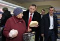 Глава Донецкой народной республики Александр Захарченко (в центре) на торжественной церемонии открытия первого в Дебальцево республиканского супермаркета Глава Донецкой народной республики Александр Захарченко (в центре) на торжественной церемонии открытия первого в Дебальцево республиканского супермаркета