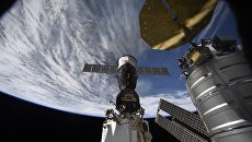 Российский космический корабль Союз на фоне нашей планеты Российский космический корабль Союз на фоне нашей планеты
