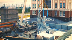 Как в Москве: мини-копию Рабочего и колхозницы установили в Верхней Пышме Как в Москве: мини-копию Рабочего и колхозницы установили в Верхней Пышме