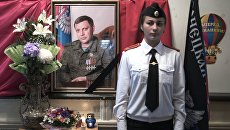 Портрет погибшего в результате теракта главы ДНР Александра Захарченко в школе №4 - кадетский корпус - в Донецке Портрет погибшего в результате теракта главы ДНР Александра Захарченко в школе №4 - кадетский корпус - в Донецке