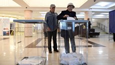 Избиратели голосуют на избирательном участке в Тюмени Избиратели голосуют на избирательном участке в Тюмени