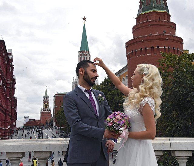 Жених и невеста на Манежной площади в Москве. Жених и невеста на Манежной площади в Москве.