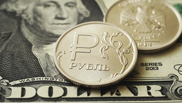 Рубль растет к доллару и евро, несмотря на падение цены на нефть 