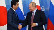 Президент РФ Владимир Путин и премьер-министр Японии Синдзо Абэ. Архивное фото Президент РФ Владимир Путин и премьер-министр Японии Синдзо Абэ. Архивное фото