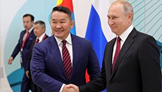 Президент РФ Владимир Путин и президент Монголии Халтмаагийн Баттулга во время встречи на полях IV Восточного экономического форума Президент РФ Владимир Путин и президент Монголии Халтмаагийн Баттулга во время встречи на полях IV Восточного экономического форума