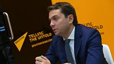 Заместитель министра строительства и жилищно-коммунального хозяйства РФ Андрей Чибис в радиорубке Sputnik на площадке IV Восточного экономического форума Заместитель министра строительства и жилищно-коммунального хозяйства РФ Андрей Чибис в радиорубке Sputnik на площадке IV Восточного экономического форума