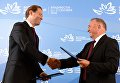 Министр промышленности и торговли РФ Денис Мантуров и президент Торгово-промышленной палаты РФ Сергей Катырин на церемонии подписания соглашения на IV Восточном экономическом форуме Министр промышленности и торговли РФ Денис Мантуров и президент Торгово-промышленной палаты РФ Сергей Катырин на церемонии подписания соглашения на IV Восточном экономическом форуме