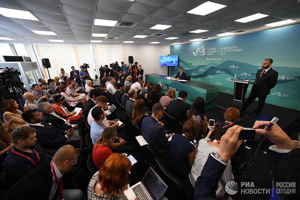Заместитель председателя правительства РФ - полномочный представитель президента РФ в Дальневосточном федеральном округе Юрий Трутнев на итоговой пресс-конференции в рамках IV ВЭФ во Владивостоке Заместитель председателя правительства РФ - полномочный представитель президента РФ в Дальневосточном федеральном округе Юрий Трутнев на итоговой пресс-конференции в рамках IV ВЭФ во Владивостоке