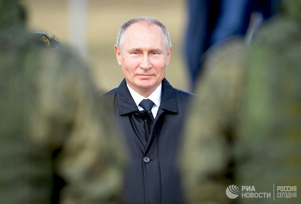 Владимир Путин во время полевого смотра войск после окончания основного этапа военных маневров Восток-2018 на забайкальском полигоне Цугол. 13 сентября 2018 Владимир Путин во время полевого смотра войск после окончания основного этапа военных маневров Восток-2018 на забайкальском полигоне Цугол. 13 сентября 2018