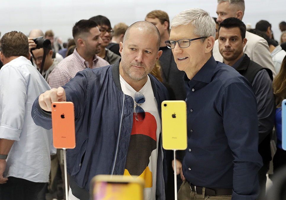 Директор по дизайну Apple Джонатан Айв генеральный директор Тим Кук. 12 сентября 2018 года Директор по дизайну Apple Джонатан Айв генеральный директор Тим Кук. 12 сентября 2018 года
