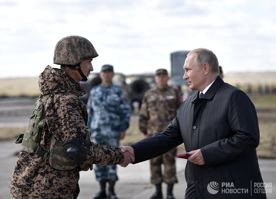 Верховный главнокомандующий ВС РФ, президент РФ Владимир Путин на полевом смотре войск на забайкальском полигоне Цугол после окончания основного этапа военных маневров вооруженных сил Восток-2018 Верховный главнокомандующий ВС РФ, президент РФ Владимир Путин на полевом смотре войск на забайкальском полигоне Цугол после окончания основного этапа военных маневров вооруженных сил Восток-2018