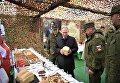 Верховный главнокомандующий ВС РФ, президент РФ Владимир Путин во время осмотра полевой кухни на полигоне Цугол в Забайкальском крае Верховный главнокомандующий ВС РФ, президент РФ Владимир Путин во время осмотра полевой кухни на полигоне Цугол в Забайкальском крае