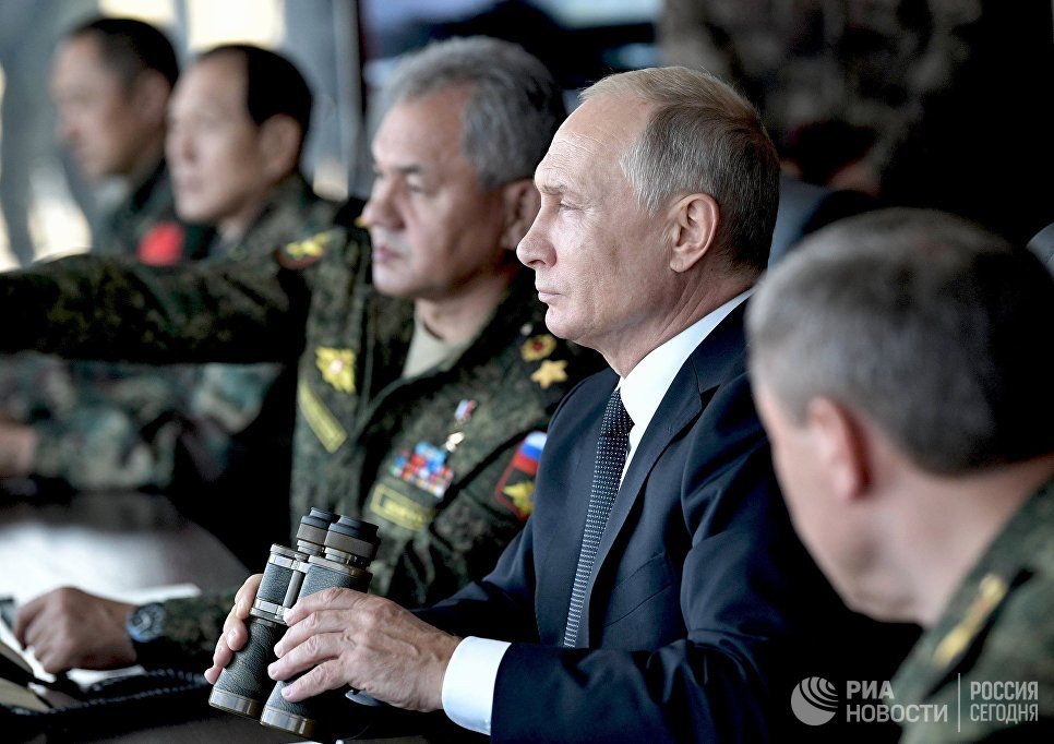 Верховный главнокомандующий ВС РФ, президент РФ Владимир Путин наблюдает за ходом военных маневров российских, монгольских и китайских вооруженных сил Восток-2018 Верховный главнокомандующий ВС РФ, президент РФ Владимир Путин наблюдает за ходом военных маневров российских, монгольских и китайских вооруженных сил Восток-2018