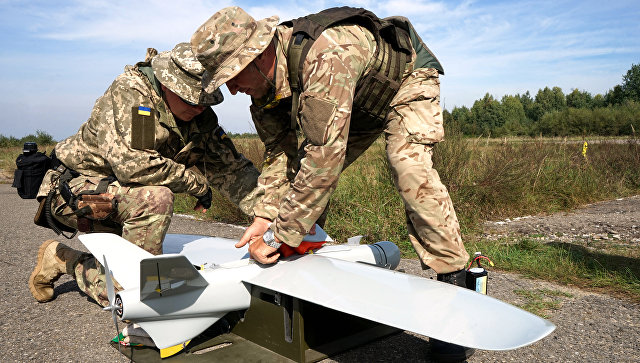 Украинские военные с беспилотным летательным аппаратом. Архивное фото