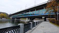 Лужнецкая набережная и мост Лужники в Москве. Архивное фото Лужнецкая набережная и мост Лужники в Москве. Архивное фото