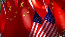 Флаги США и КНР на повозке велорикши в Пекине, Китай Флаги США и КНР на повозке велорикши в Пекине, Китай