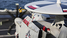Самолет E-2C Hawkeye на борту американского авианосца Джордж Буш. Архивное фото Самолет E-2C Hawkeye на борту американского авианосца Джордж Буш. Архивное фото