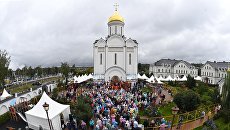 Верующие во время молебна у храма Спаса Нерукотворного Образа в селе Усово в Московской области Верующие во время молебна у храма Спаса Нерукотворного Образа в селе Усово в Московской области
