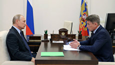 Президент РФ Владимир Путин и губернатор Сахалинской области Олег Кожемяко во время встречи. 26 сентября 2018 Президент РФ Владимир Путин и губернатор Сахалинской области Олег Кожемяко во время встречи. 26 сентября 2018