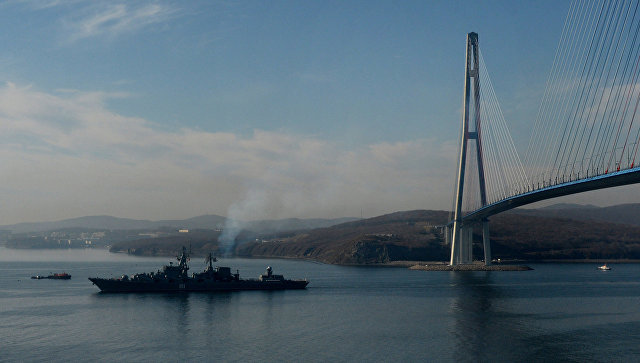 Гвардейский ракетный крейсер Варяг в проливе Босфор. Архивное фото
