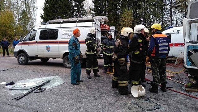 Сотрудники МЧС на месте ДТП в Тверской области. 5 октября 2018