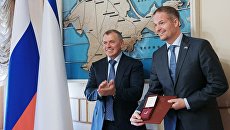 Председатель Госсовета Республики Крым Владимир Константинов и глава норвежской делегации Хендрик Вебер. Архивное фото Председатель Госсовета Республики Крым Владимир Константинов и глава норвежской делегации Хендрик Вебер. Архивное фото