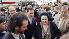 Оперная певица Монтсеррат Кабалье и вокалист группы Queen Фредди Меркьюри перед презентацией совместного альбома Барселона в в лондонском Альберт-холле. 10 октября 1988 Оперная певица Монтсеррат Кабалье и вокалист группы Queen Фредди Меркьюри перед презентацией совместного альбома Барселона в в лондонском Альберт-холле. 10 октября 1988