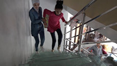 Девочка из Алеппо: потерявшая ноги школьница вернулась к занятиям Девочка из Алеппо: потерявшая ноги школьница вернулась к занятиям