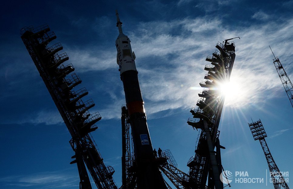 Установка ракеты-носителя Союз-ФГ с пилотируемым кораблем Союз МС-10 на стартовый стол первой Гагаринской стартовой площадки космодрома Байконур Установка ракеты-носителя Союз-ФГ с пилотируемым кораблем Союз МС-10 на стартовый стол первой Гагаринской стартовой площадки космодрома Байконур