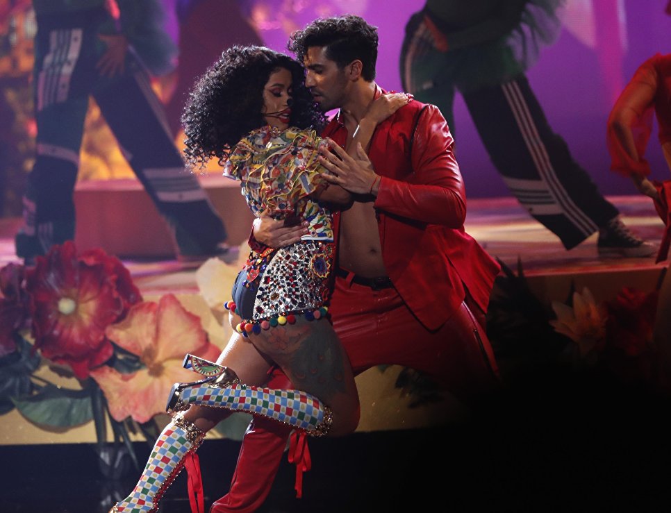 Карди Би во время выступления на церемонии награждения American Music Awards в Лос-Анджелесе Карди Би во время выступления на церемонии награждения American Music Awards в Лос-Анджелесе
