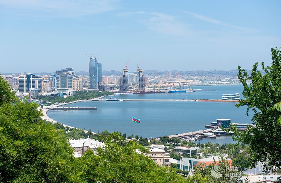 Панорама города Баку и Бакинской бухты в Каспийском море.