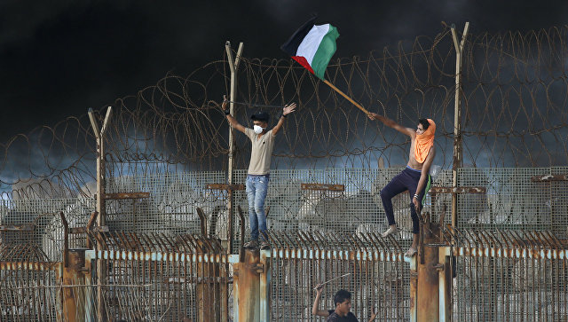 Палестинские протестующие на пляже возле границы с Израилем. Архивное фото
