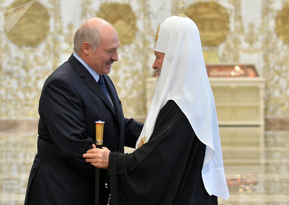 Президент Белоруссии Александр Лукашенко и патриарх Московский и всея Руси Кирилл во время встречи в Минске Президент Белоруссии Александр Лукашенко и патриарх Московский и всея Руси Кирилл во время встречи в Минске