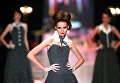 Модель демонстрирует одежду из коллекции Вячеслава Зайцева Русские сезоны в Париже в рамках Mercedes-Benz Fashion Week Russia Модель демонстрирует одежду из коллекции Вячеслава Зайцева Русские сезоны в Париже в рамках Mercedes-Benz Fashion Week Russia