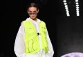 Модель демонстрирует одежду из новой коллекции компании Black Star Wear в рамках Mercedes-Benz Fashion Week Russia Модель демонстрирует одежду из новой коллекции компании Black Star Wear в рамках Mercedes-Benz Fashion Week Russia