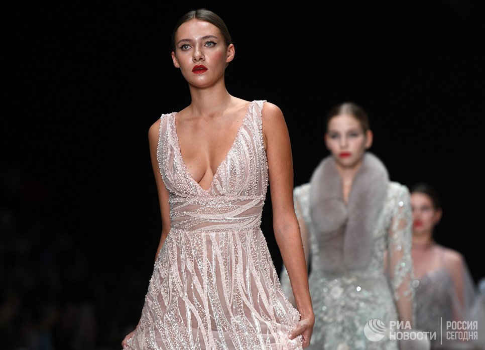 Модели демонстрируют коллекцию одежды Speranza Couture by Nadezda Yusupova в центральном выставочном зале Манеж в рамках Mercedes-Benz Fashion Week Russia Модели демонстрируют коллекцию одежды Speranza Couture by Nadezda Yusupova в центральном выставочном зале Манеж в рамках Mercedes-Benz Fashion Week Russia