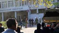 У Политехнического колледжа в Керчи, в котором произошел взрыв У Политехнического колледжа в Керчи, в котором произошел взрыв