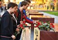 Люди возлагают цветы и ставят свечи на памятник городу-герою Керчи в Александровском саду в Москве в знак траура по погибшим при взрыве в колледже в Керчи Люди возлагают цветы и ставят свечи на памятник городу-герою Керчи в Александровском саду в Москве в знак траура по погибшим при взрыве в колледже в Керчи