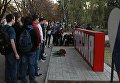 Цветы возле стелы Россия в сквере Первомайский в Донецке в знак траура по погибшим при взрыве в колледже в Керчи Цветы возле стелы Россия в сквере Первомайский в Донецке в знак траура по погибшим при взрыве в колледже в Керчи